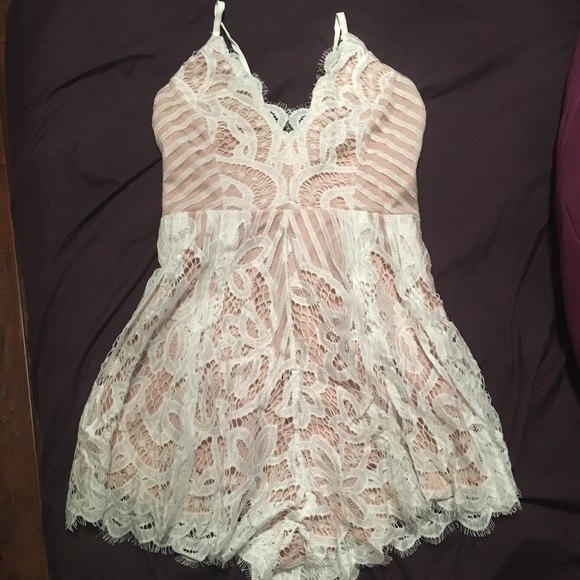 🆕 🌟LAST ONE🌟Sexy nude and white lace romper - Picture 4 of 4